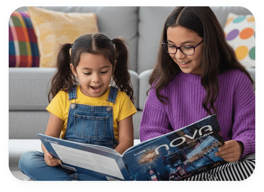 Directora en pasillos del colegio