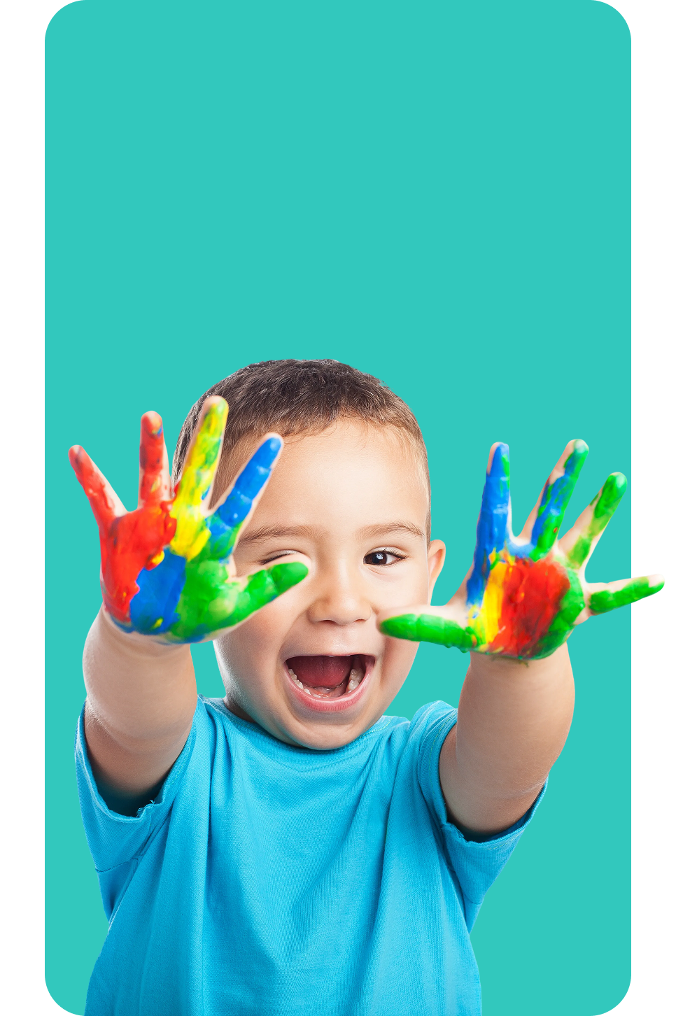 Niño explorando y pintando con las manos en el aula