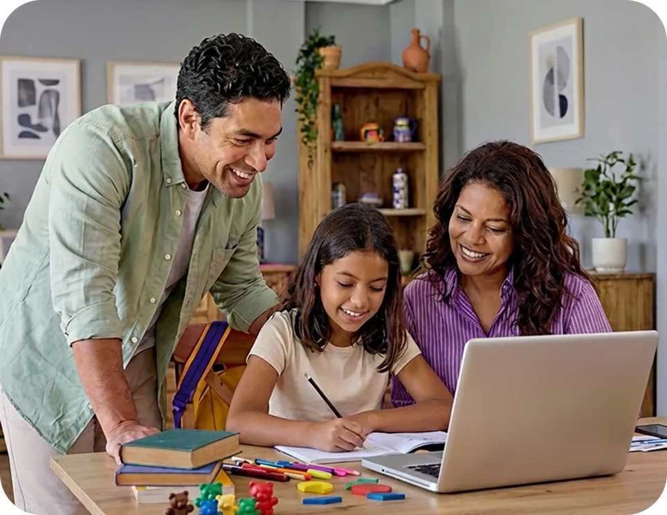 Familia revisando el aprendizaje en casa